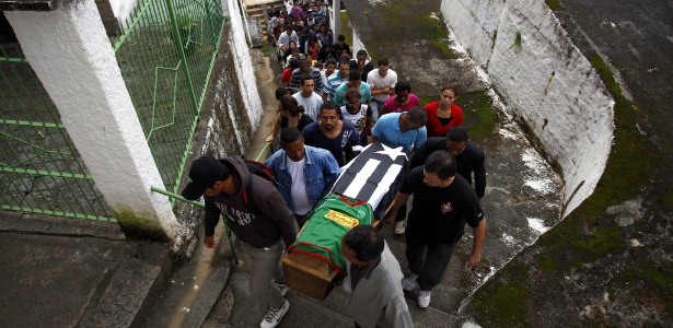 Amigos e familiares participam do enterro de Lucas Araujo Souza, que morreu soterrado após as chuvas causarem deslizamentos em Petrópolis - Pablo Jacob/Agência O Globo