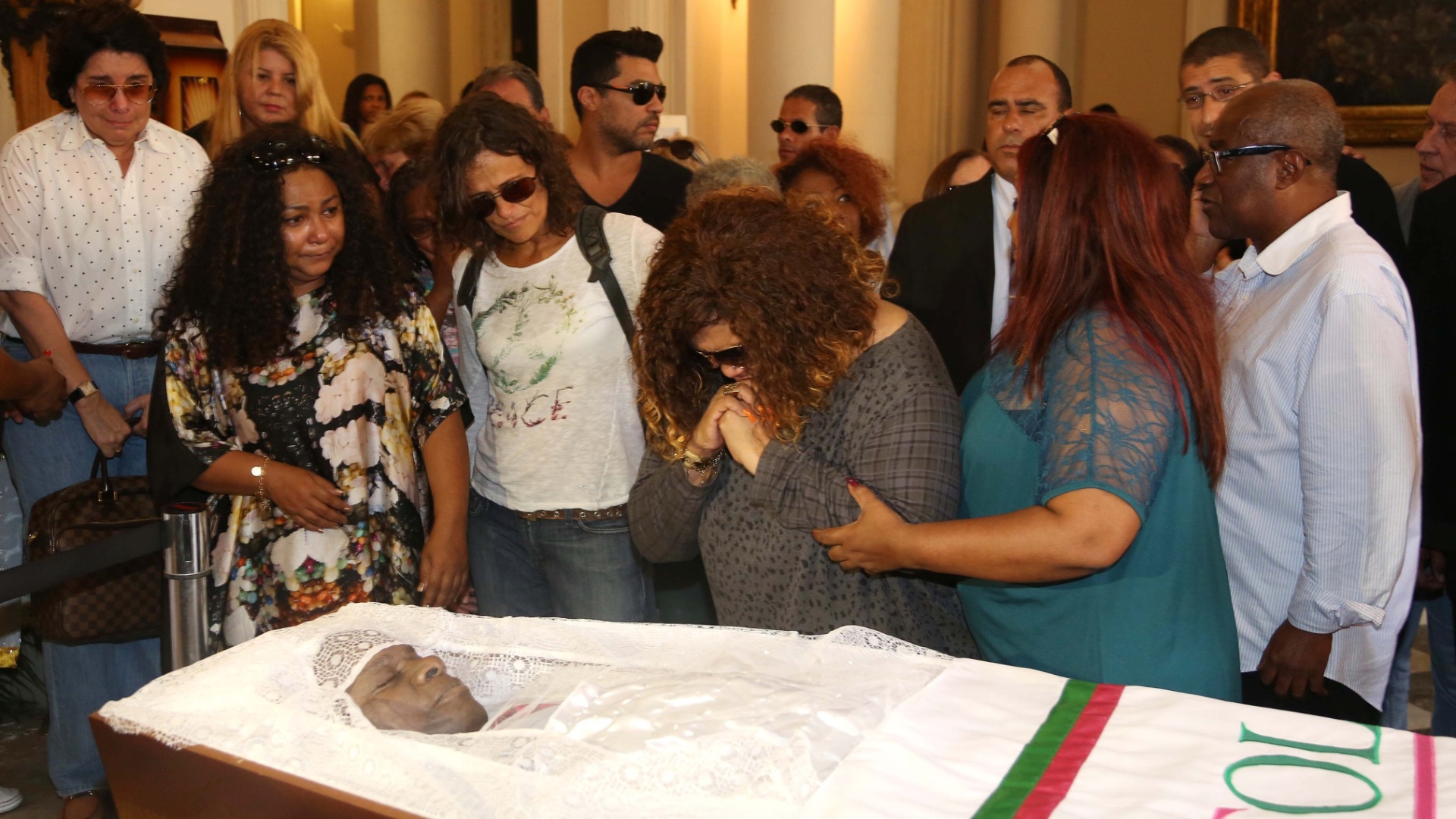 20.mar.2013 - Alcione participa do velório do cantor Emílio Santiago, que morreu nesta quarta-feira no Rio de Janeiro - Fernando Maia/UOL