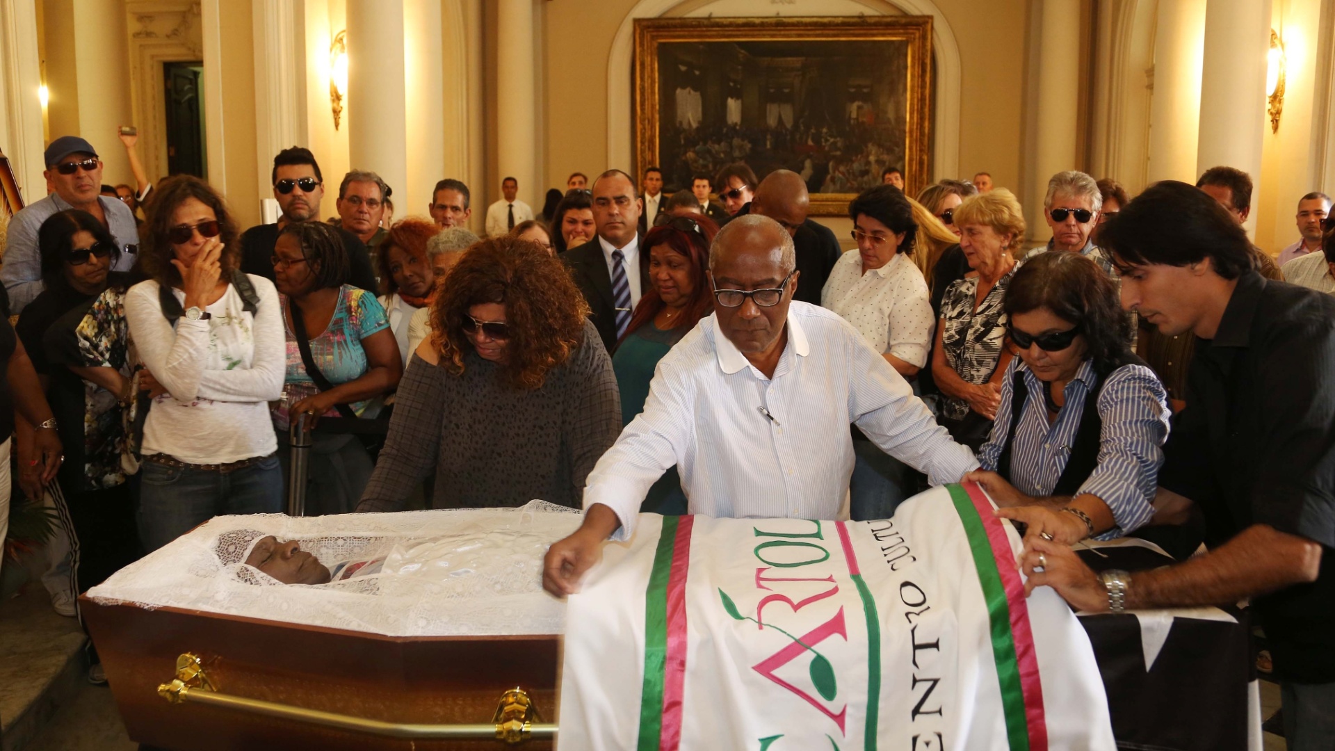 20.mar.2013 - Amigos participam do velório do cantor Emílio Santiago, que morreu nesta quarta-feira no Rio de Janeiro - Fernando Maia/UOL