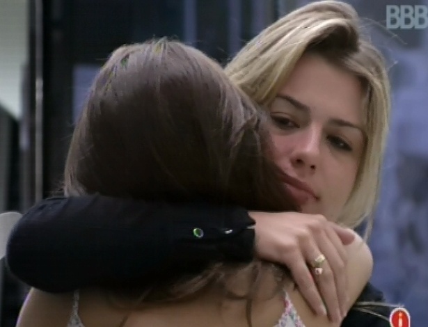 20.mar.2013 - Andressa dá abraço de bom dia em Fernanda em manhã pós-eliminação 