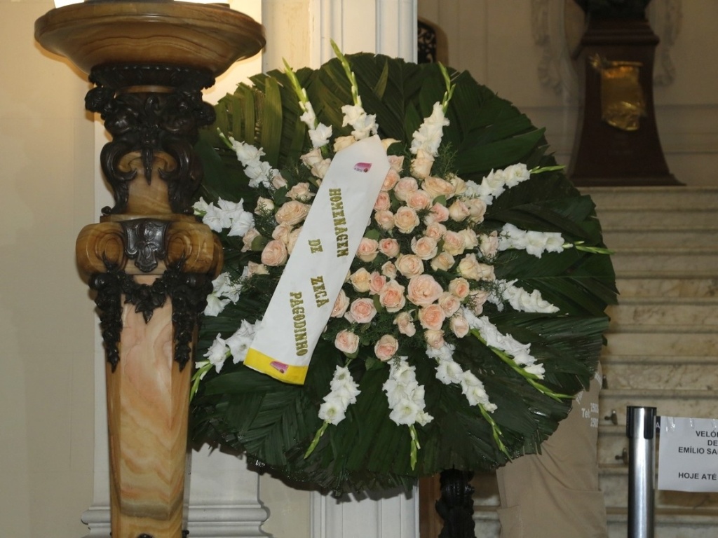 20.mar.2013 - Coroa de flores enviada por Zeca Pagodinho para o velório do cantor Emílio Santiago, que morreu nesta quarta-feira no Rio de Janeiro - Roberto Filho/AgNews