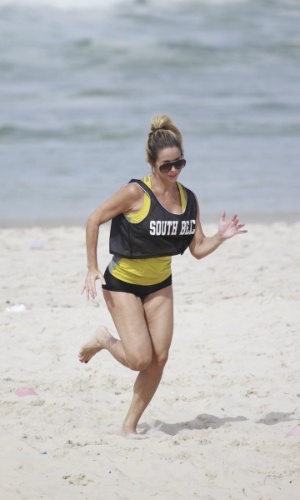 20.mar.2013 - Danielle Winits exercita-se na praia da Barra, na zona oeste do Rio. A atriz interpreta a personagem Marcela em "Malhação"