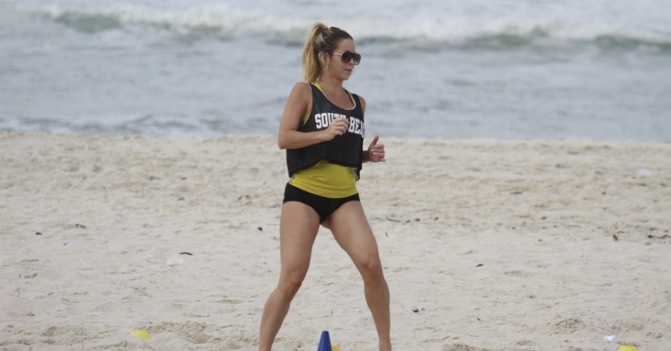 20.mar.2013 - Danielle Winits exercita-se na praia da Barra, na zona oeste do Rio. A atriz interpreta a personagem Marcela em "Malhação"