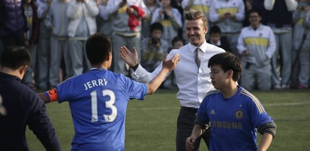 Beckham não perdeu a elegância no visual para jogar bola com crianças na China - Petar Kujundzic/Reuters