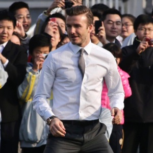 Beckham leva tombo ao cobrar falta em evento na China