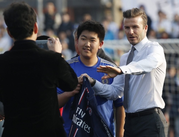 Beckham leva tombo ao cobrar falta em evento na China