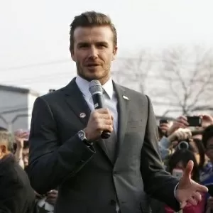 Beckham leva tombo ao cobrar falta em evento na China