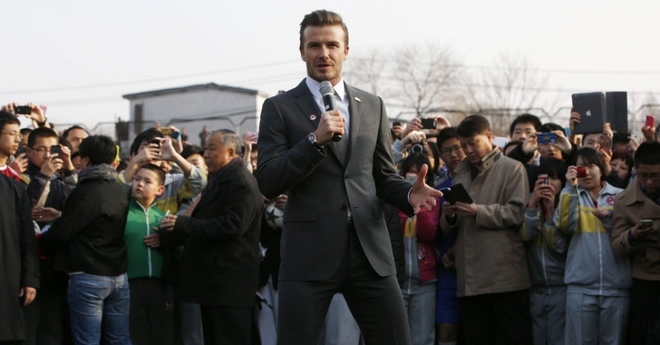 20.mar.2013 - David Beckham visitou a China e bateu bola com estudantes em Pequim - How Hwee Young/EFE