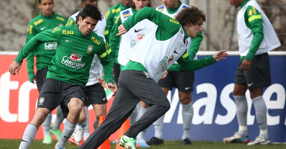 20.mar.2013 - De acordo com o treino desta quarta-feira, David Luiz será titular na zaga da seleção no amistoso contra a Itália