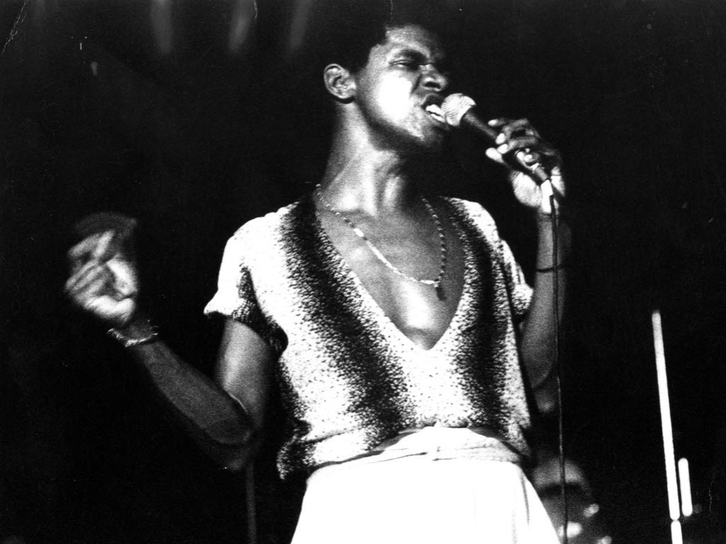 O cantor Emílio Santiago no palco na década de 80 - Divulgação