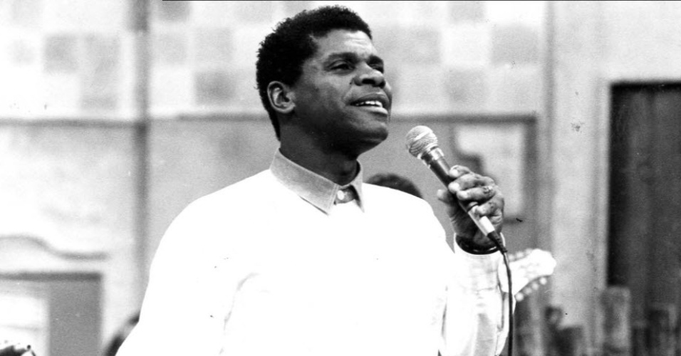 01.out.1989 -  O cantor e compositor carioca Emílio Santiago durante apresentação no programa "Som Brasil", da TV Globo - Divulgação/TV Globo