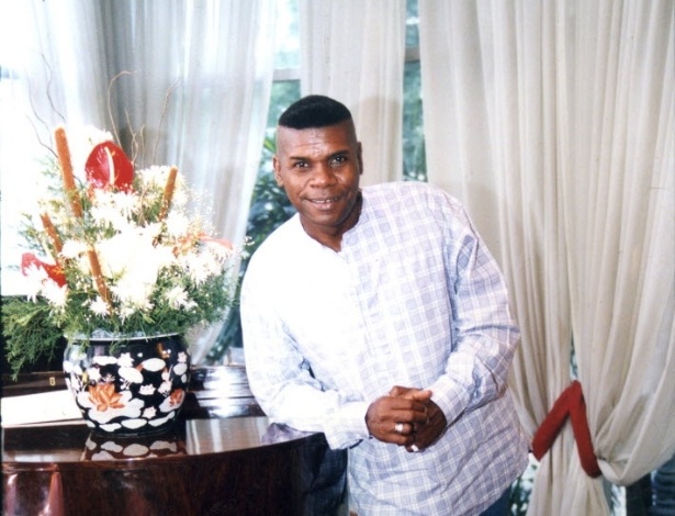 01.nov.1994 - O cantor e compositor carioca Emílio Santiago posa para sessão de fotos em um hotel em São Paulo - Ricardo Teles/Folhapress