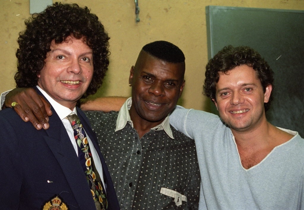 O cantor e compositor Emílio Santiago (ao centro) ao lado de Cauby Peixoto (à esq.) na casa noturna Tom Brasil, em São Paulo, em 1995 - Janete Longo/Folhapress