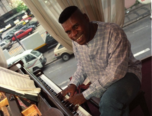 01.nov.1994 - O cantor e compositor carioca Emílio Santiago posa para sessão de fotos em um hotel em São Paulo - Ricardo Teles/Folhapress
