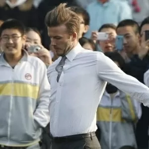 Beckham leva tombo ao cobrar falta em evento na China