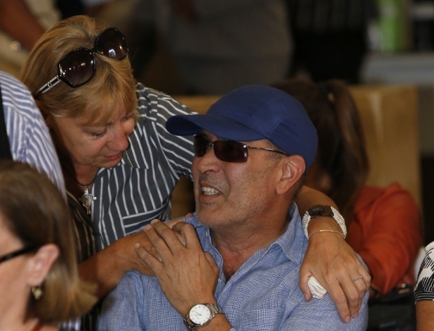 20.mar.2013 - O amigo Evandro Jr participa do velório do cantor Emílio Santiago na Câmara dos Vereadores do Rio. O artista morreu nesta quarta-feira na capital fluminense - Roberto Filho/AgNews