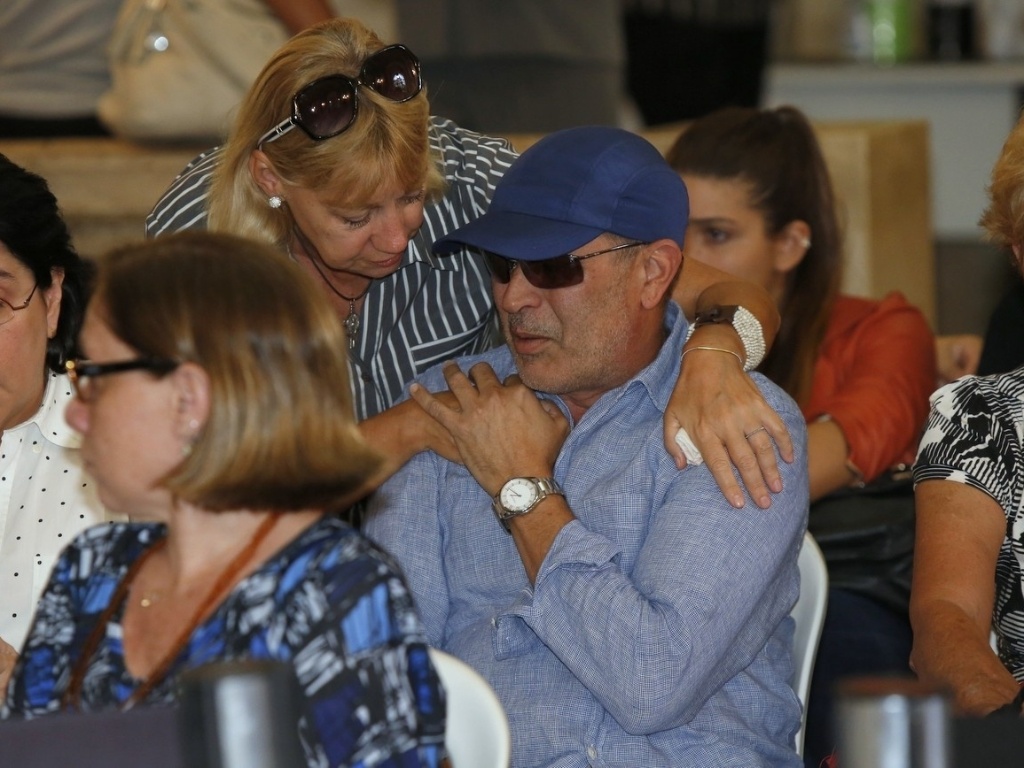 20.mar.2013 - O amigo Evandro Jr participa do velório do cantor Emílio Santiago, que morreu nesta quarta-feira no Rio de Janeiro - Roberto Filho/AgNews