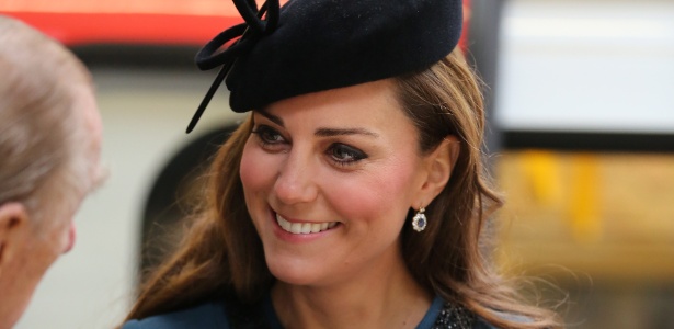 A duquesa de Cambridge, Kate Middleton, visitou a estação de metrô de Baker Street, em Londres, durante as comemorações de 150 anos do metrô da cidade. Kate usou um um broche com a frase "bebê a bordo"