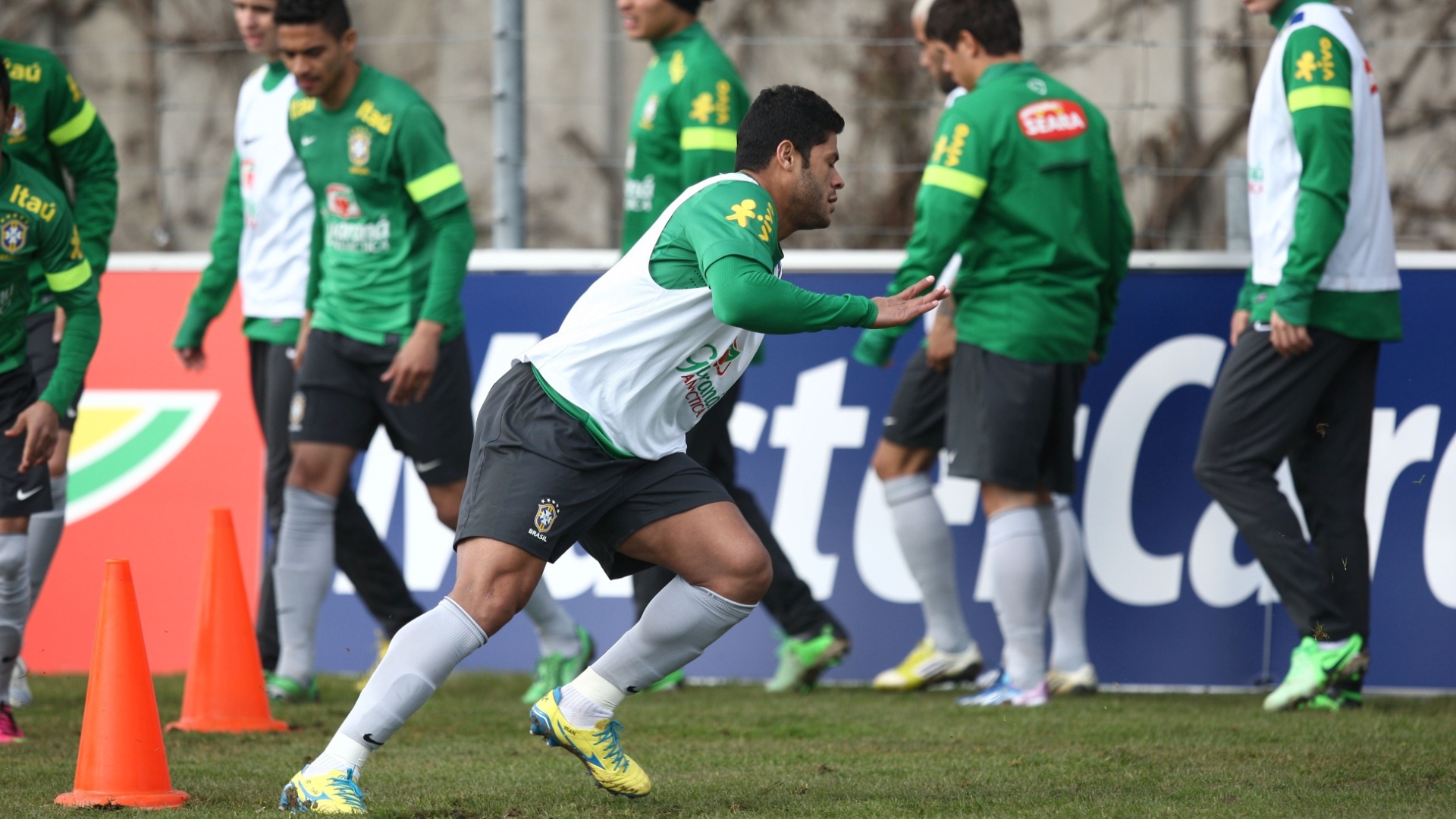 20.mar.2013 - Hulk treina em Genebra; ele deverá ser titular ao lado de Fred e Neymar no ataque da seleção