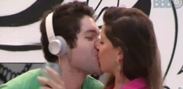 20.mar.2013 - Nasser e Andressa se beijam ao som de 