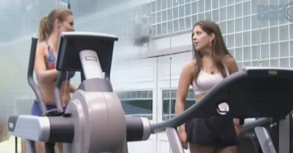 20.mar.2013 - Natália e Andressa fazem exercícios na academia