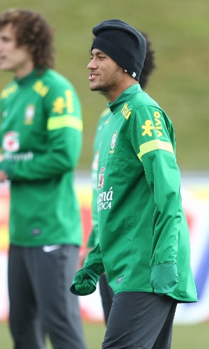 20.mar.2013 - Neymar, de gorro, chegou a reclamar do frio em Genebra, onde a seleção treinou nesta quarta-feira