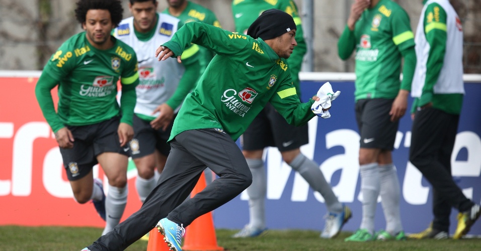 20.mar.2013 - Neymar durante treino físico em Genebra; ele será titular em um esquema com três atacantes contra a Itália