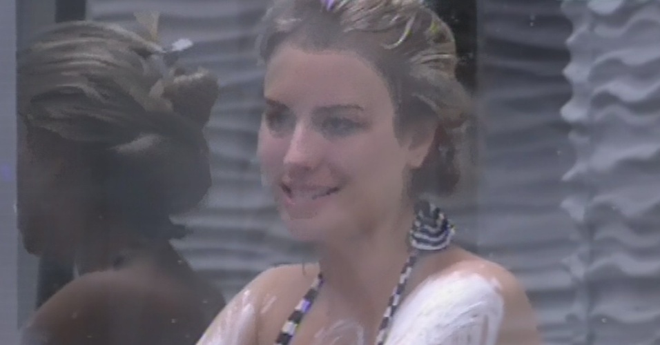 20.mar.2013 - No banho, Fernanda diz a Andressa que acreditava em sua saída no paredão contra André