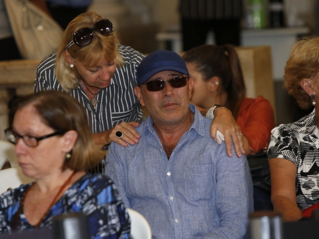 20.mar.2013 - O amigo Evandro Jr participa do velório do cantor Emílio Santiago, que morreu nesta quarta-feira no Rio de Janeiro - Roberto Filho/AgNews