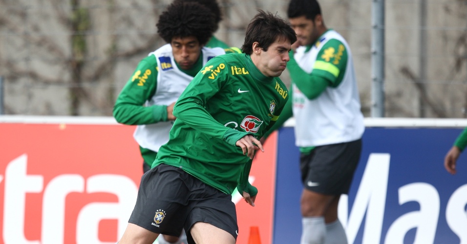 20.mar.2013 - O meia Kaká, que será reserva no amistoso contra a Itália, participa do treino em Genebra