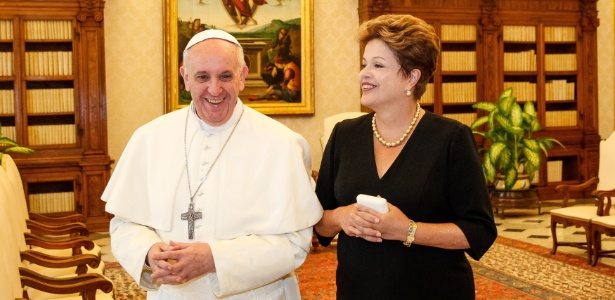 Presidente Dilma Rousseff (centro) cumprimenta o papa Francisco no Vaticano, durante encontro com o líder da Igreja Católica - Roberto Stuckert Filho/Divulgação