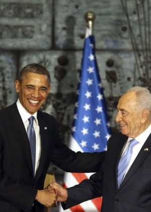  Presidente dos EUA, Barack Obama (esquerda), cumprimenta seu homólogo israelense, Shimon Peres, durante visita do americano à residência oficial do chefe de Estado de Israel, em Jerusalém - Abir Sultan/Efe