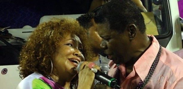 Alcione e Emílio Santiago cantam no desfile da escola de samba Mangueira, no Carnaval carioca em 2007 - Reprodução