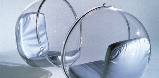 A cadeira suspensa Bubble Chair, um clássico do design, foi criada em 1968 pelo finlandês Eero Aarnio - Divulgação