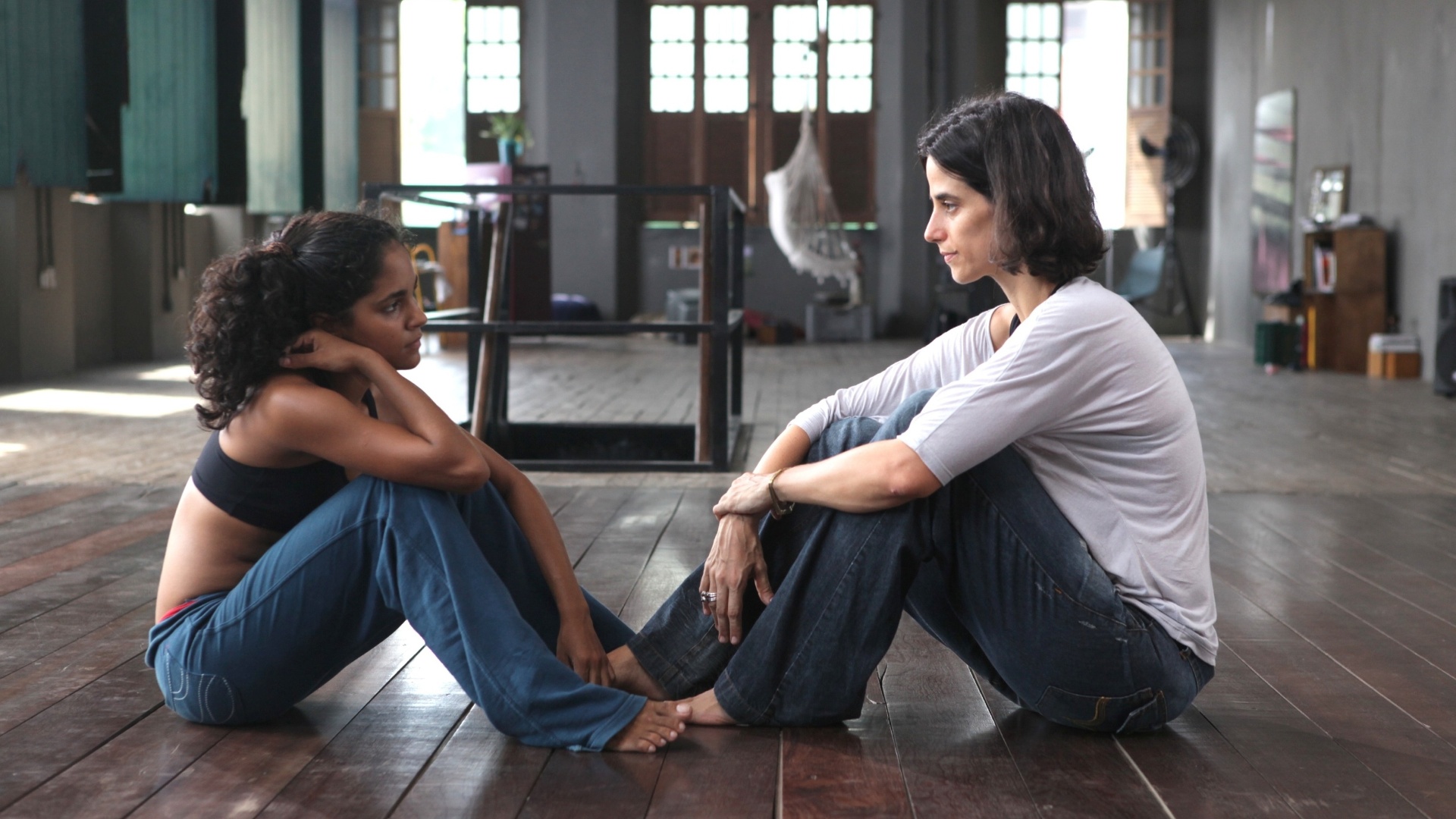 Cena do filme brasileiro "Rânia", de Roberta Marques. O longa mostra a história de uma adolescente que mora em Santa Teresinha, subúrbio de Fortaleza, e nutre o sonho de se tornar bailarina. Durante suas andanças, ela conhece o Sereia do Norte, reduto da boemia local. - Divulgação / Tucumán Filmes