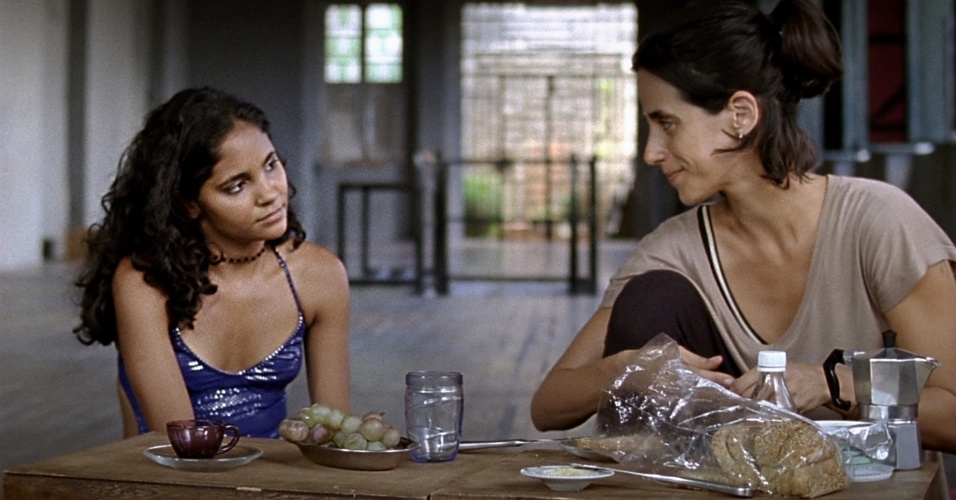 Cena do filme brasileiro "Rânia", de Roberta Marques. O longa mostra a história de uma adolescente que mora em Santa Teresinha, subúrbio de Fortaleza, e nutre o sonho de se tornar bailarina. Durante suas andanças, ela conhece o Sereia do Norte, reduto da boemia local. - Divulgação / Tucumán Filmes