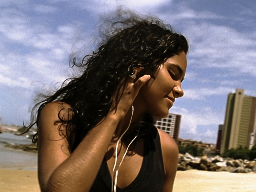 Cena do filme brasileiro "Rânia", de Roberta Marques. O longa mostra a história de uma adolescente que mora em Santa Teresinha, subúrbio de Fortaleza, e nutre o sonho de se tornar bailarina. Durante suas andanças, ela conhece o Sereia do Norte, reduto da boemia local. - Divulgação / Tucumán Filmes