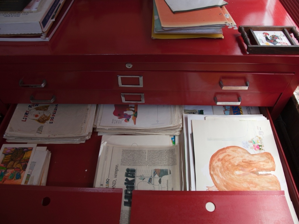 Entre obras e documentos de Millôr Fernandes estão reunidos 7.858 mil itens. Os arquivos contém desenhos feitos com nanquim, colagens, impressões, aquarelas e giz de cera - IMS-RJ