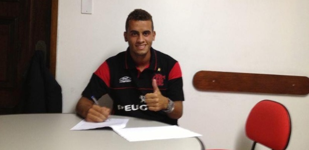 Rodolfo assinou a renovação de seu contrato com o Flamengo na tarde desta quarta - Fair Play Assessoria/Divulgação