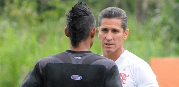Jorginho conversa com Léo Moura (costas): confiança e folgas para o elenco do Fla - Alexandre Vidal/ Fla Imagem