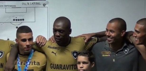 Seedorf canta Bob Marley para comemorar título do Botafogo na Taça Guanabara - Reprodução