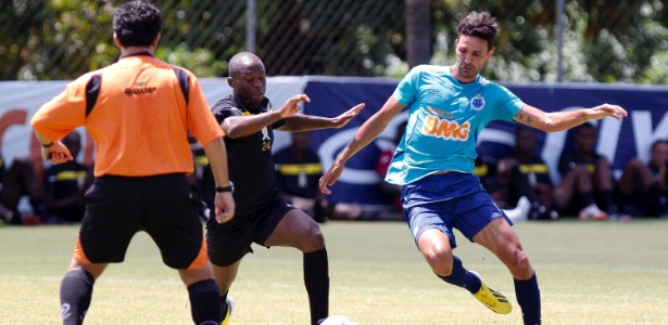 Leandro Guerreiro (d) volta a ser titular do Cruzeiro no jogo com o Criciúma - Washington Alves/Vipcomm