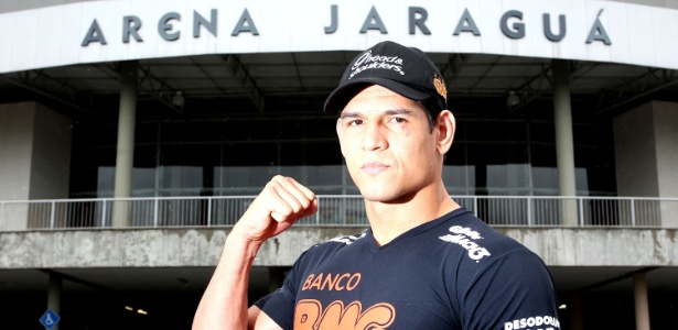 Cezar Mutante posa em frente à Arena Jaraguá, em Santa Catarina; local receberá o UFC em maio - Divulgação/UFC