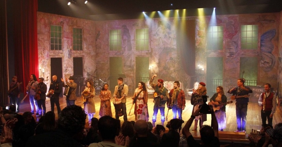 20.mar.2013 - Elenco agradece o público ao final da estreia do musical "Milton Nascimento - Nada Será Como Antes" no Teatro GEO, em São Paulo - Paduardo/AgNews