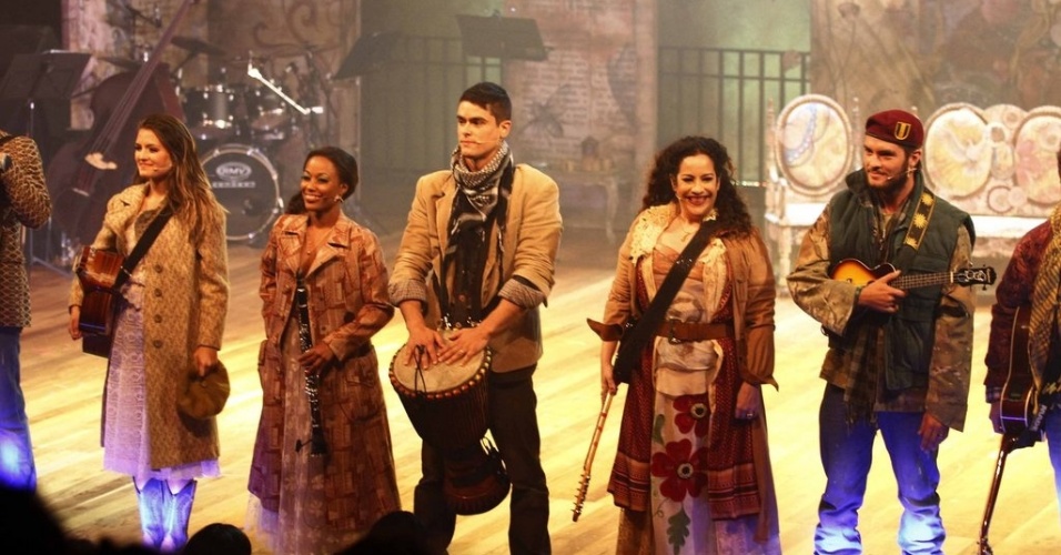 20.mar.2013 - Elenco agradece o público ao final da estreia do musical "Milton Nascimento - Nada Será Como Antes" no Teatro GEO, em São Paulo - Paduardo/AgNews