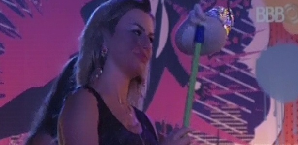 20.mar.2013 - Fernanda leva boneco que representa André para a pista de dança