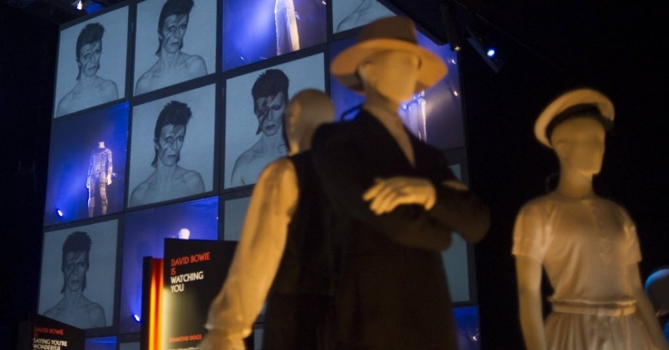 20.mar.2013 - Imagem de um dos artigos que compõem exposição "David Bowie is" (David Bowie é), que traça a ascensão do artista e é a apresentada como a "primeira retrospectiva mundial" - EFE/Bogdan Maran