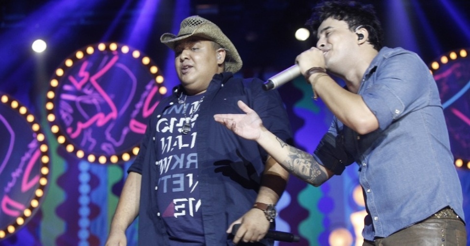 20.mar.2013 - Matheus e Kauan em Goiânia na gravação de seu 1º DVD. O show dos irmãos contou com participações especiais de Jorge & Mateus, Humberto & Ronaldo, Luan Santana e Michel Teló. A dupla sertaneja cantou com os amigos hits como "Perdeu o Controle", "Paraquedas", "Você Não Tá Grudada em Mim" e "Sete Mares" - Fred Pontes/Divulgação