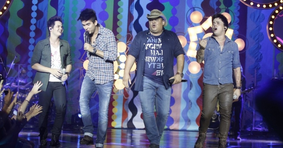 20.mar.2013 - Matheus e Kauan em Goiânia na gravação de seu 1º DVD. O show dos irmãos contou com participações especiais de Jorge & Mateus, Humberto & Ronaldo, Luan Santana e Michel Teló. A dupla sertaneja cantou com os amigos hits como "Perdeu o Controle", "Paraquedas", "Você Não Tá Grudada em Mim" e "Sete Mares" - Fred Pontes/Divulgação