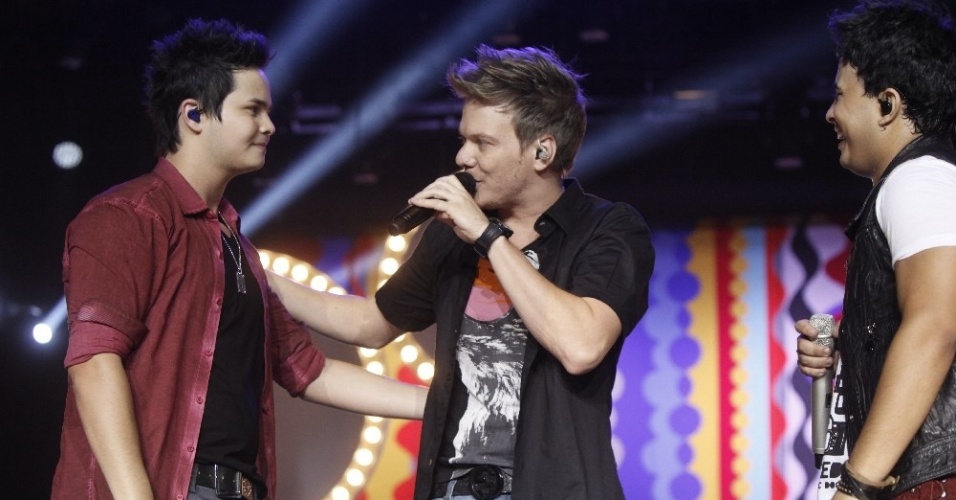 20.mar.2013 - Matheus e Kauan em Goiânia na gravação de seu 1º DVD. O show dos irmãos contou com participações especiais de Jorge & Mateus, Humberto & Ronaldo, Luan Santana e Michel Teló. A dupla sertaneja cantou com os amigos hits como "Perdeu o Controle", "Paraquedas", "Você Não Tá Grudada em Mim" e "Sete Mares" - Fred Pontes/Divulgação